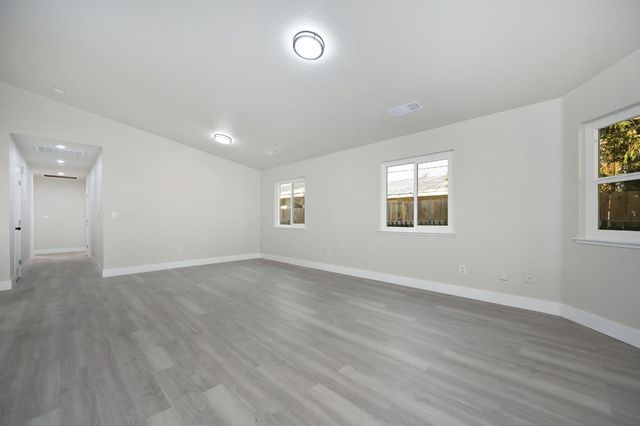 5040 34th St, Sacramento, CA 95820