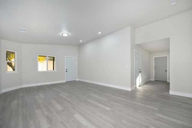 5040 34th St, Sacramento, CA 95820