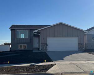 7109 E Syracuse St Street, Sioux Falls, SD 57110
