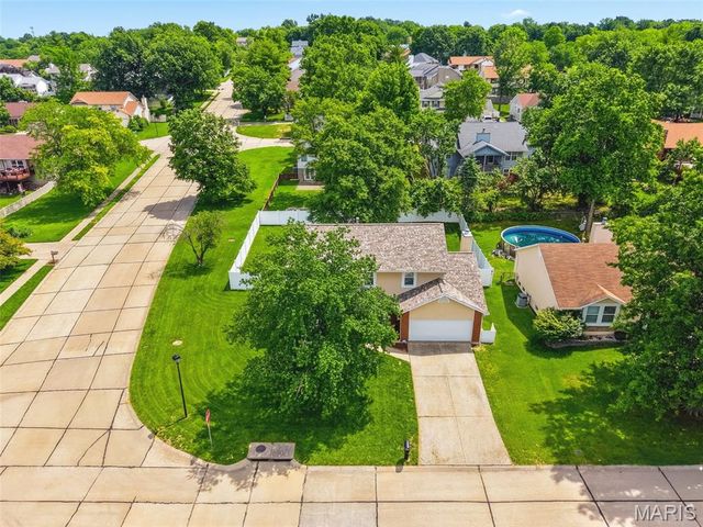 1296 Robertridge Drive, St Charles, MO 63304