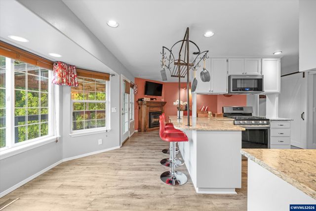 1290 Linnwood Dr NE, Albany, OR 97322