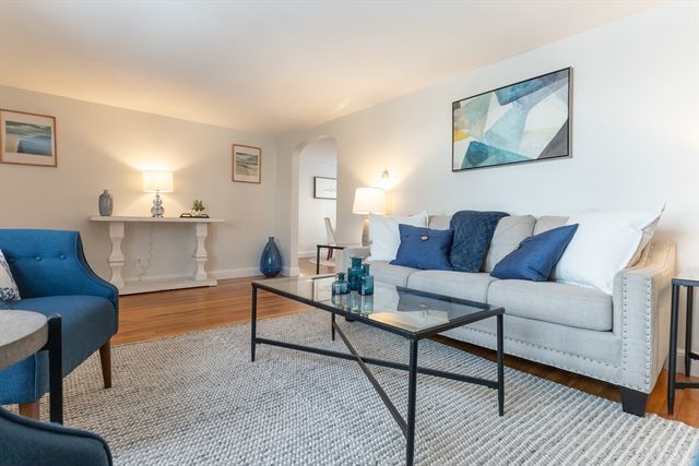 8 Hillview Ter, Westwood, MA 02090