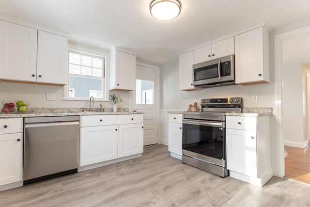 8 Hillview Ter, Westwood, MA 02090