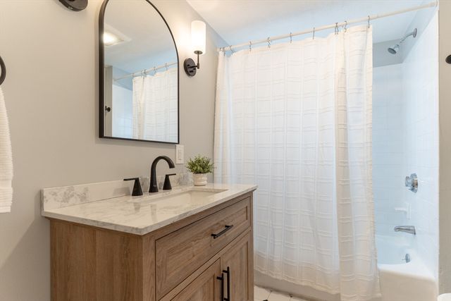 8 Hillview Ter, Westwood, MA 02090