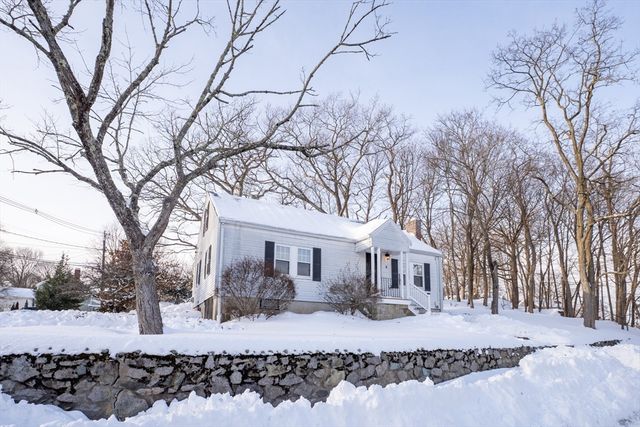 8 Hillview Ter, Westwood, MA 02090