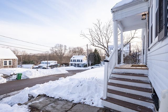 8 Hillview Ter, Westwood, MA 02090