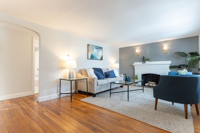 8 Hillview Ter, Westwood, MA 02090