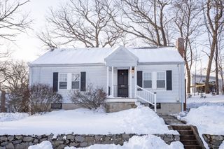 8 Hillview Ter, Westwood, MA 02090