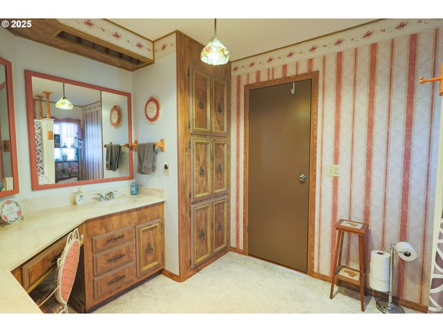 1225 W 10TH Ave, Junction City, OR 97448