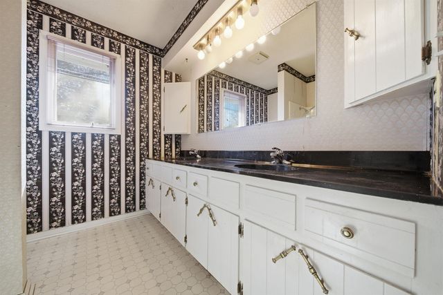 209 W Garnett Ct, Garden Plain, KS 67050