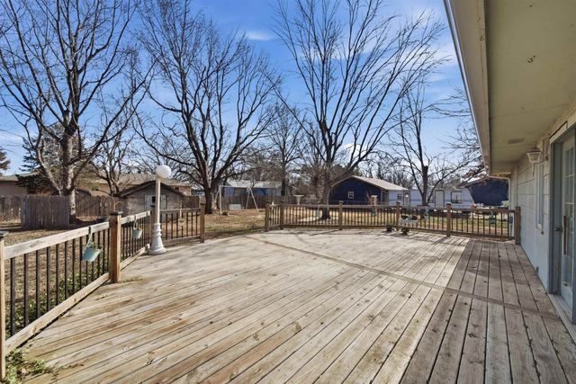 209 W Garnett Ct, Garden Plain, KS 67050