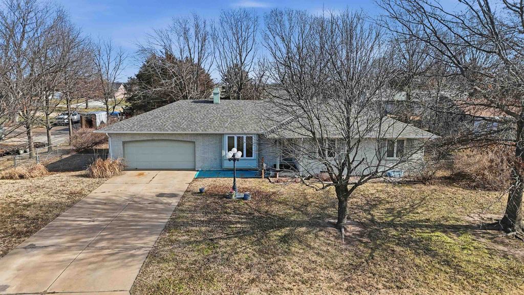 209 W Garnett Ct, Garden Plain, KS 67050