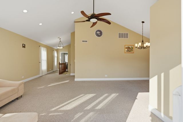 304 University Lane A, Elk Grove Village, IL 60007