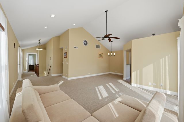 304 University Lane A, Elk Grove Village, IL 60007