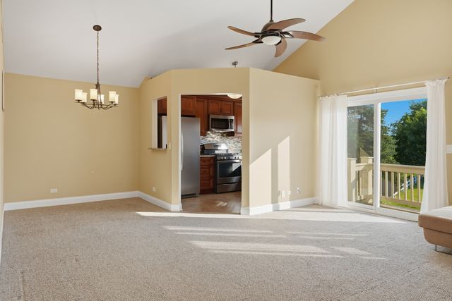 304 University Lane A, Elk Grove Village, IL 60007