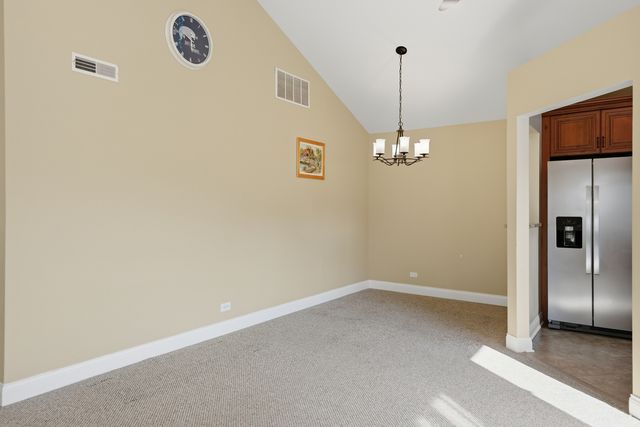 304 University Lane A, Elk Grove Village, IL 60007