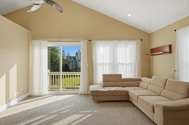 304 University Lane A, Elk Grove Village, IL 60007