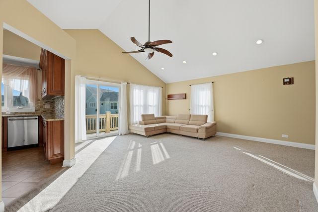 304 University Lane A, Elk Grove Village, IL 60007