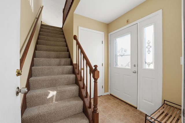 304 University Lane A, Elk Grove Village, IL 60007
