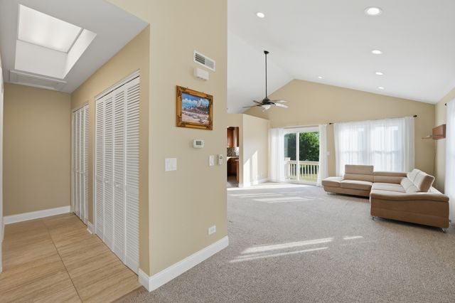 304 University Lane A, Elk Grove Village, IL 60007
