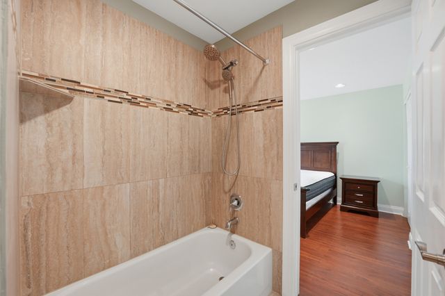 304 University Lane A, Elk Grove Village, IL 60007