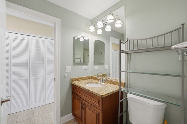 304 University Lane A, Elk Grove Village, IL 60007