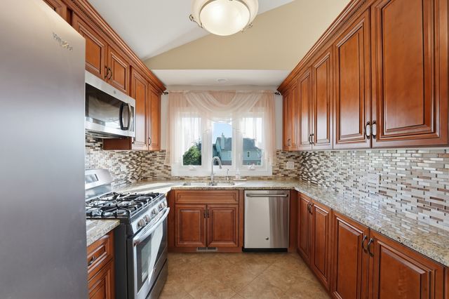 304 University Lane A, Elk Grove Village, IL 60007