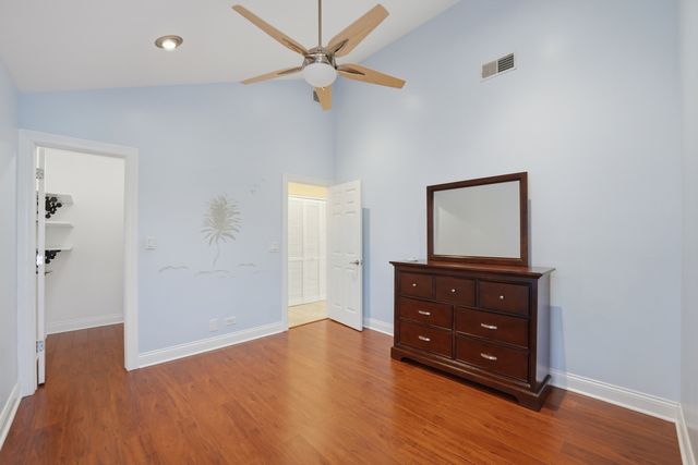 304 University Lane A, Elk Grove Village, IL 60007