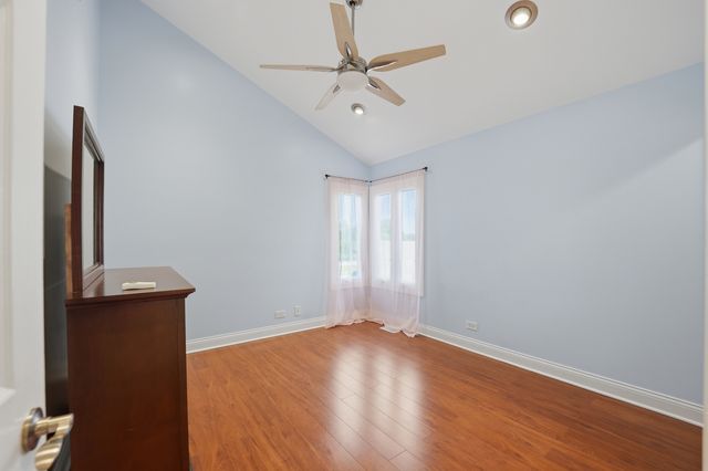 304 University Lane A, Elk Grove Village, IL 60007