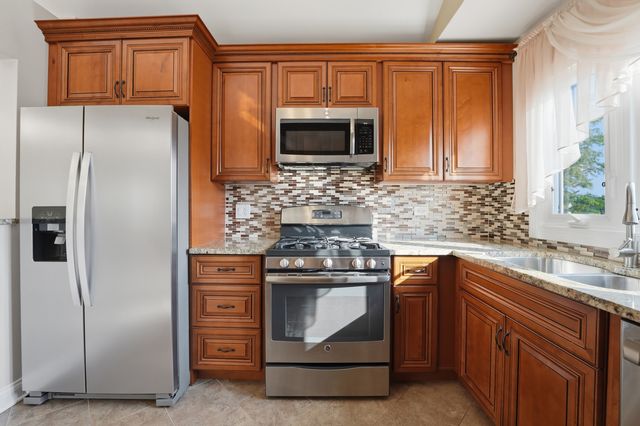 304 University Lane A, Elk Grove Village, IL 60007