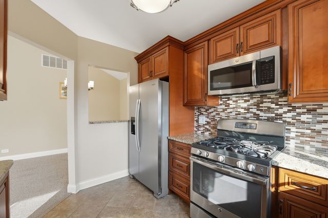 304 University Lane A, Elk Grove Village, IL 60007