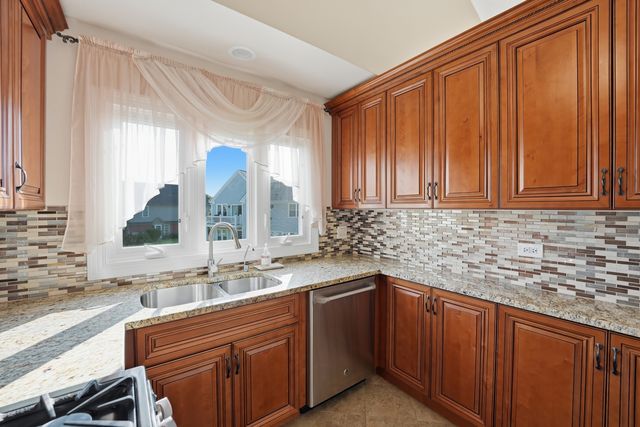 304 University Lane A, Elk Grove Village, IL 60007