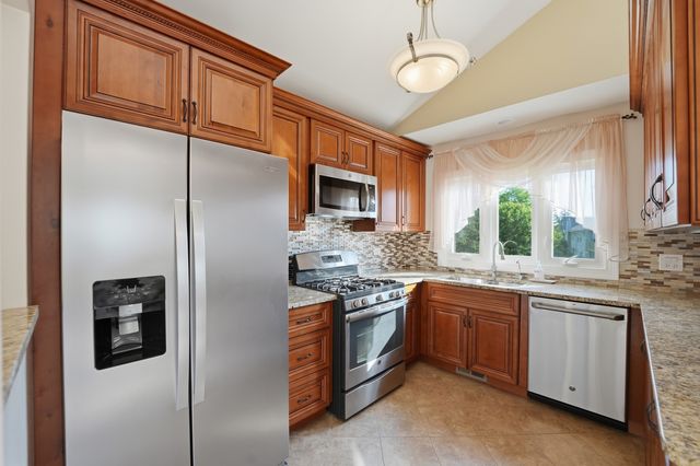 304 University Lane A, Elk Grove Village, IL 60007