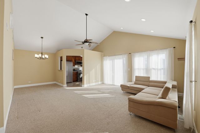 304 University Lane A, Elk Grove Village, IL 60007