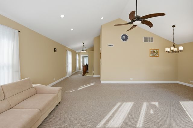 304 University Lane A, Elk Grove Village, IL 60007