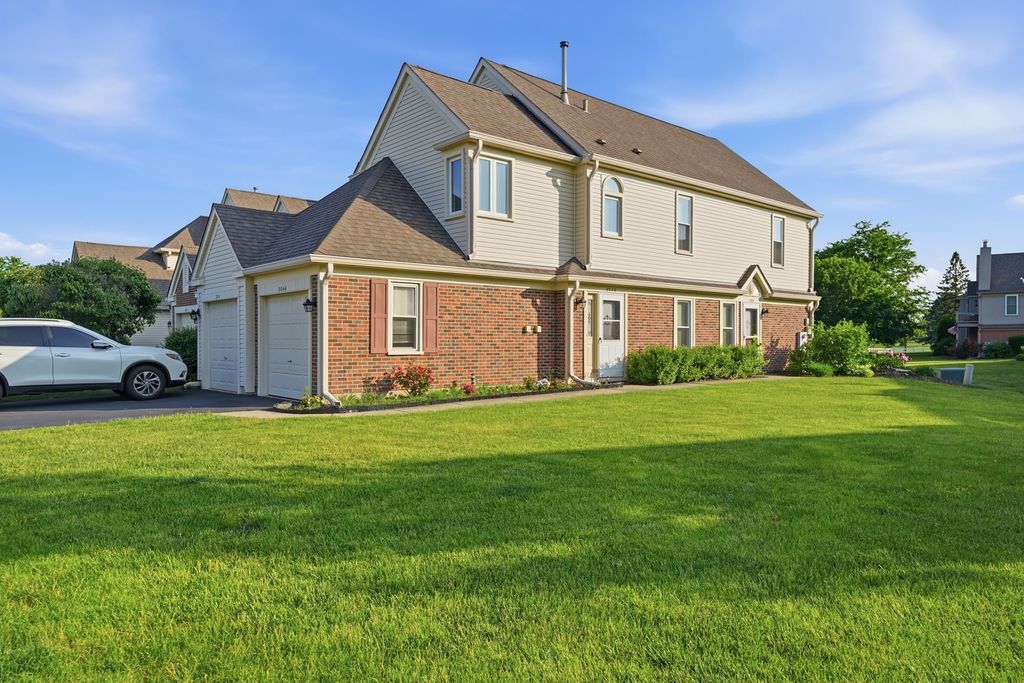 304 University Lane A, Elk Grove Village, IL 60007