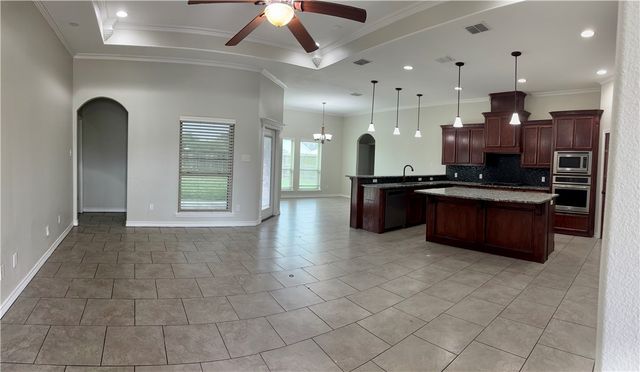 10301 Beverly Hills Dr, Corpus Christi, TX 78410
