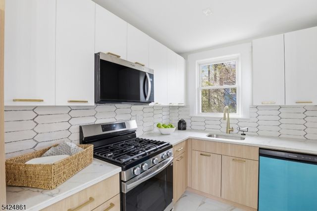 11 Dodd Ter, East Orange City, NJ 07017