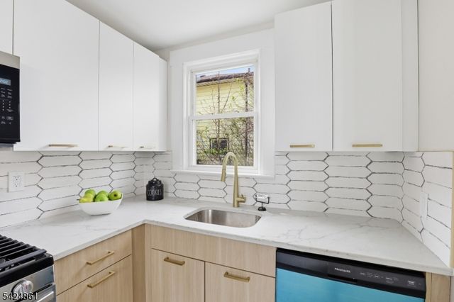 11 Dodd Ter, East Orange City, NJ 07017