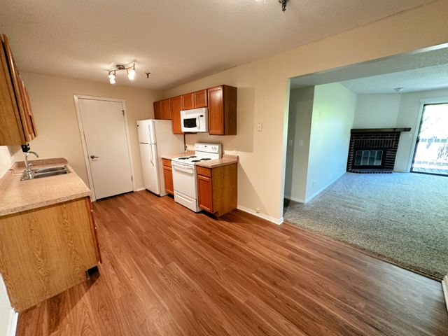 1330 Brook Street J, St. Charles, IL 60174