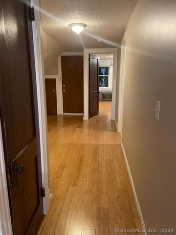 40 Quaker Lane South, West Hartford, CT 06119