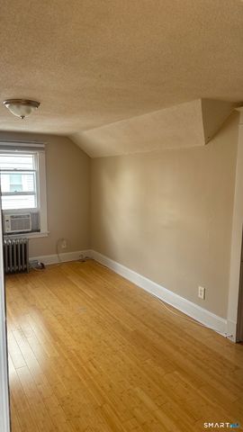 40 Quaker Lane South, West Hartford, CT 06119