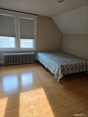 40 Quaker Lane South, West Hartford, CT 06119