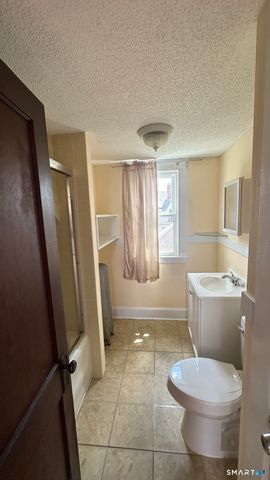 40 Quaker Lane South, West Hartford, CT 06119
