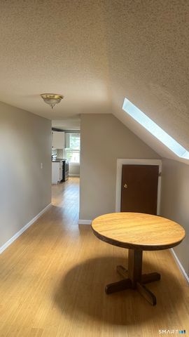 40 Quaker Lane South, West Hartford, CT 06119