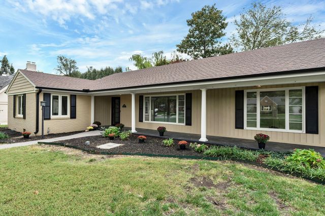 28 S Colonial Ct, Eastborough, KS 67207