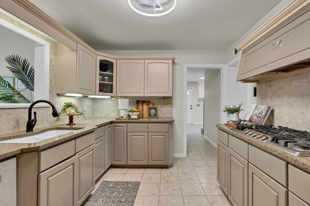 28 S Colonial Ct, Eastborough, KS 67207