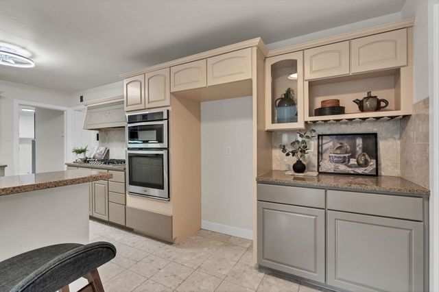 28 S Colonial Ct, Eastborough, KS 67207
