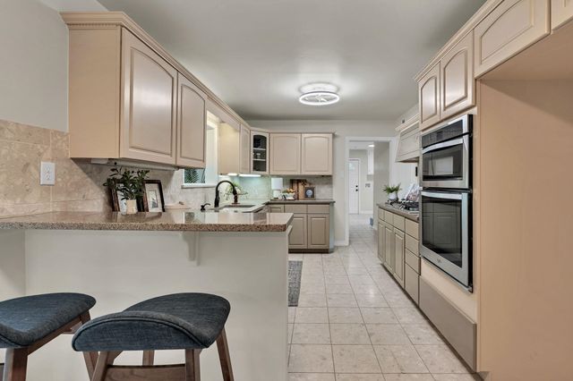 28 S Colonial Ct, Eastborough, KS 67207