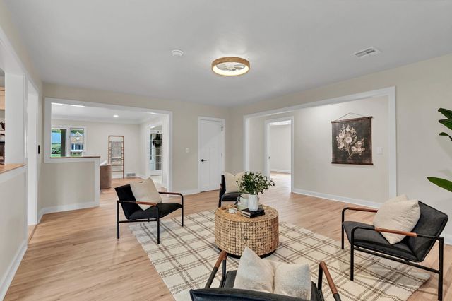 28 S Colonial Ct, Eastborough, KS 67207